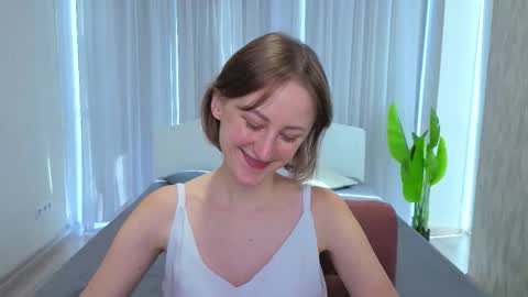 Snapshot of luluchiiii chatting on 5, 10, 2025 Lily online show from 5, 10, 2025
