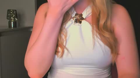 Snapshot of luna1vibe chatting on 6, 5, 2026 luna1vibe online show from 6, 5, 2026