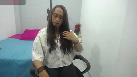 luna__white online show from 15, 6, 2026