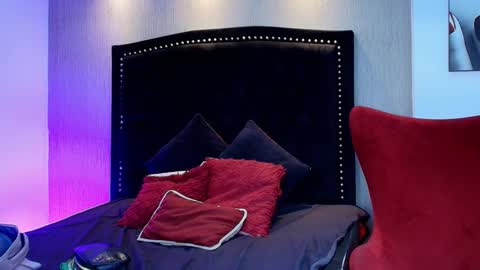 Luna And Titan  online show from 8, 1, 2026