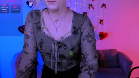 luna_berryy online show from 15, 4, 2026