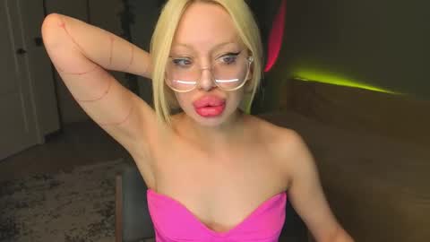 Snapshot of luna_beverly chatting on 7, 5, 2026 luna_beverly online show from 7, 5, 2026