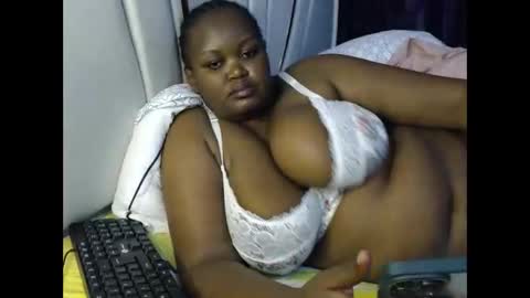Snapshot of lunabloom01 chatting on 17, 5, 2026 lunabloom01 online show from 17, 5, 2026