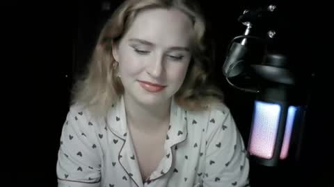 lunamystique_ online show from 6, 10, 2025