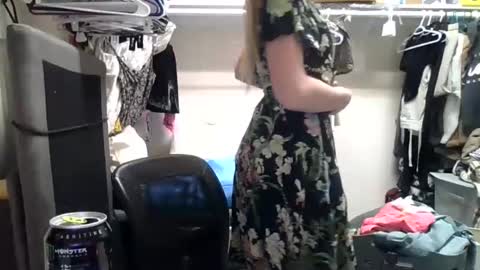 lunapixie2020 online show from 4, 2, 2025