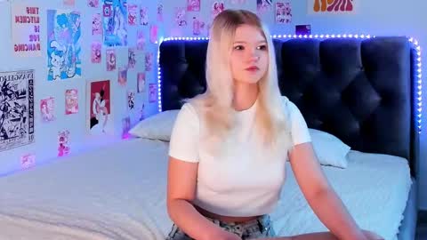 Snapshot of lunariafox chatting on 3, 5, 2026 lunariafox online show from 3, 5, 2026