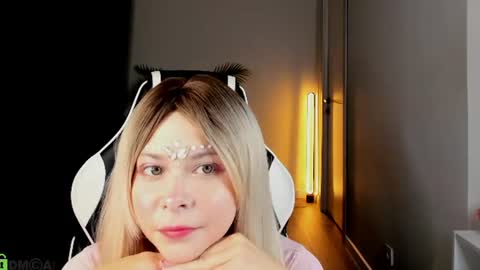 Snapshot of lune_fallenstar chatting on 16, 6, 2026 Lune FallenStar online show from 16, 6, 2026