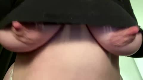 Snapshot of lustytits85 chatting on 18, 12, 2024 lustytits85 online show from 18, 12, 2024