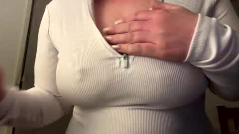 Snapshot of lustytits85 chatting on 28, 9, 2025 lustytits85 online show from 28, 9, 2025