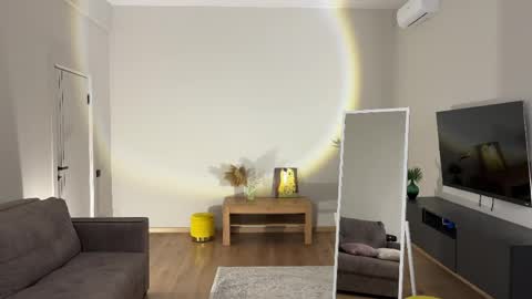  LYNN  online show from 8, 4, 2026