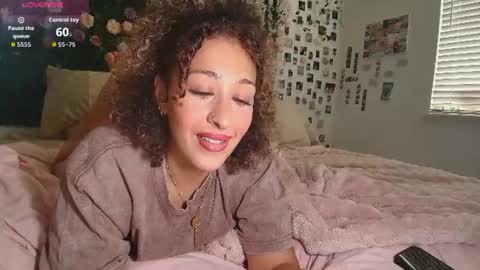 Snapshot of lyracovee chatting on 12, 7, 2026 Lyra online show from 12, 7, 2026
