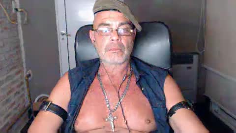 Snapshot of machobuscador chatting on 15, 1, 2025 MACHO BUSCADOR online show from 15, 1, 2025
