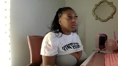 Snapshot of madam_glam chatting on 29, 4, 2026 madam_glam online show from 29, 4, 2026