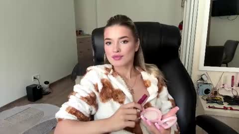 Snapshot of madelenequirk chatting on 8, 7, 2026 Alisa online show from 8, 7, 2026