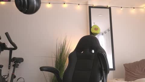 Snapshot of maeeve_ chatting on 1, 1, 2025 Maeve schedule 11 am- 530 pm colombia time online show from 1, 1, 2025