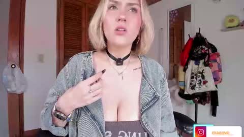 Snapshot of maeeve_ chatting on 20, 11, 2025 Maeve schedule 11 am- 530 pm colombia time online show from 20, 11, 2025