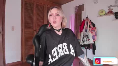 Snapshot of maeeve_ chatting on 21, 11, 2025 Maeve schedule 11 am- 530 pm colombia time online show from 21, 11, 2025