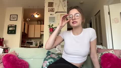 Snapshot of maevebaezie chatting on 11, 1, 2025 maeve online show from 11, 1, 2025