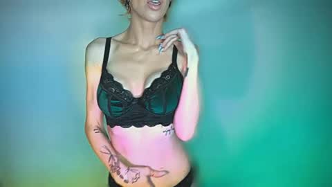 Snapshot of makemebeautiful chatting on 18, 2, 2025 April Dayze makemebeautiful online show from 18, 2, 2025