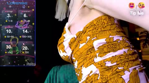 Snapshot of mali_sia chatting on 4, 10, 2025 Mischelle online show from 4, 10, 2025