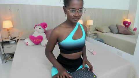 Snapshot of mara_sinclair chatting on 12, 6, 2026 Mara Sinclair online show from 12, 6, 2026