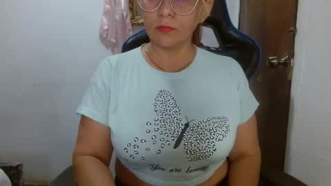 Snapshot of mariana995649 chatting on 1, 2, 2025 mariana995649 online show from 1, 2, 2025