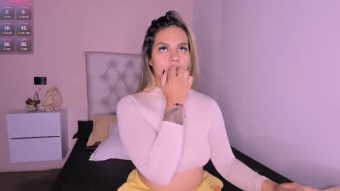 Mariana Roe online show from 25, 2, 2025