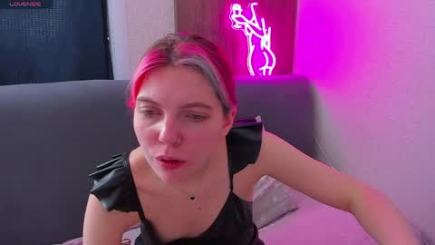 Snapshot of marie_reyess chatting on 5, 4, 2026 Marie 3 online show from 5, 4, 2026