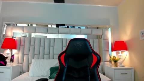 mariiahneedles online show from 21, 11, 2025