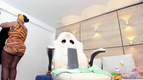 martina touss  online show from 1, 2, 2025