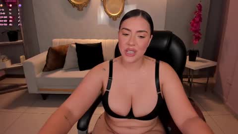 Martinna Bonnet online show from 28, 2, 2025