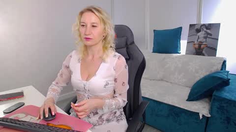 Snapshot of marysantamonika chatting on 5, 4, 2026 Mary online show from 5, 4, 2026