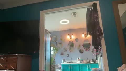 Snapshot of matchingtracksuits chatting on 28, 11, 2025 Jer and Kel online show from 28, 11, 2025