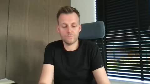 Max take off clothes online show from 6, 11, 2025