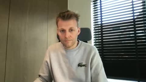 Max take off clothes online show from 21, 11, 2025