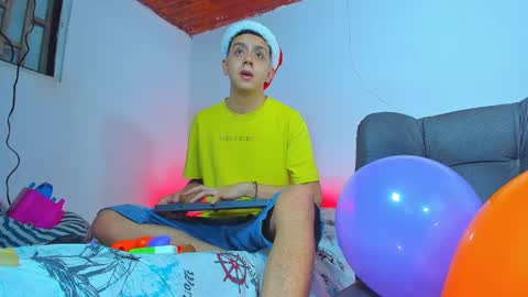 Snapshot of maxowens_oficial chatting on 24, 12, 2024 MAX online show from 24, 12, 2024
