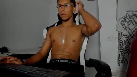 Snapshot of maxvibe420 chatting on 8, 10, 2025 maxvibe420 online show from 8, 10, 2025
