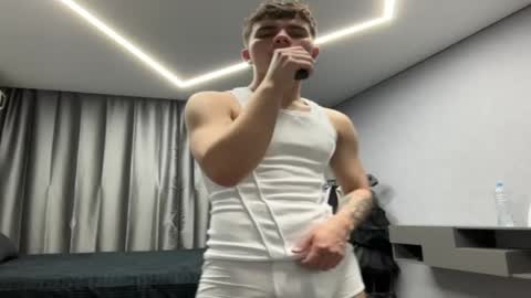 Snapshot of maxwoolf chatting on 13, 4, 2026 Max online show from 13, 4, 2026