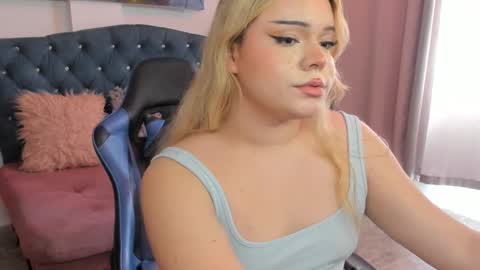 Maxine Minx online show from 6, 3, 2025