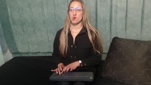 Snapshot of maya25_ chatting on 21, 9, 2025 Maya online show from 21, 9, 2025