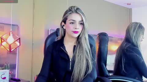 Snapshot of maylinfox chatting on 7, 1, 2025 MaylinFox online show from 7, 1, 2025