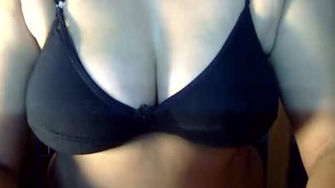 Snapshot of mayra_love4u chatting on 4, 10, 2025 Mayra online show from 4, 10, 2025