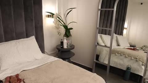 Melanie Baez online show from 10, 3, 2025