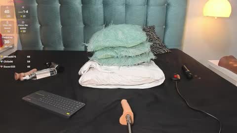 Snapshot of melanierioss_ chatting on 12, 1, 2025 online show from 12, 1, 2025