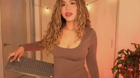 Snapshot of melina_ferrer1 chatting on 13, 7, 2026 EI online show from 13, 7, 2026