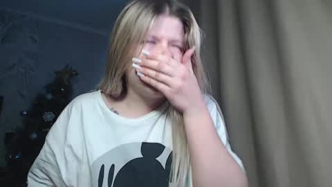 Snapshot of melissa__ray chatting on 12, 12, 2024 Melissa Ray online show from 12, 12, 2024