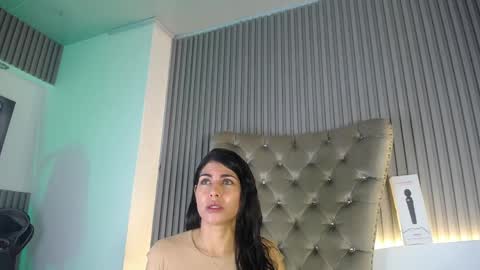 Snapshot of melodiroux_ chatting on 7, 5, 2026 Melodi online show from 7, 5, 2026