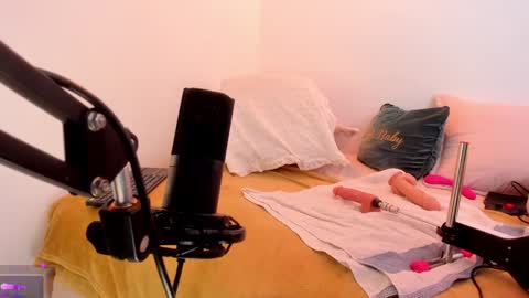  Leslie  online show from 8, 2, 2025