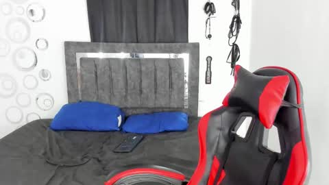 Mia and Kenai online show from 25, 11, 2025