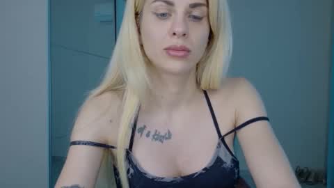 Snapshot of mia_angel chatting on 25, 5, 2026 mia_angel online show from 25, 5, 2026